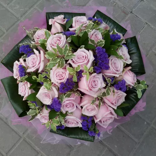 Bouquet rond avec de roses (gros bouton) avec le feuillage