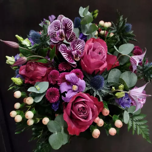 Bouquet avec des roses bordeaux, des orchidées, chardon bleue et clématites !