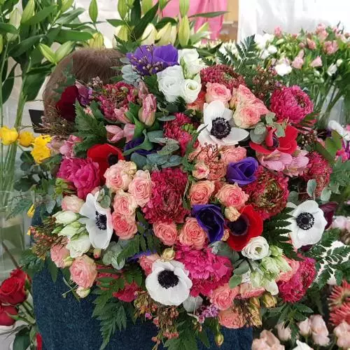 Bouquet champetre et hivernal avec renoncules et anémones