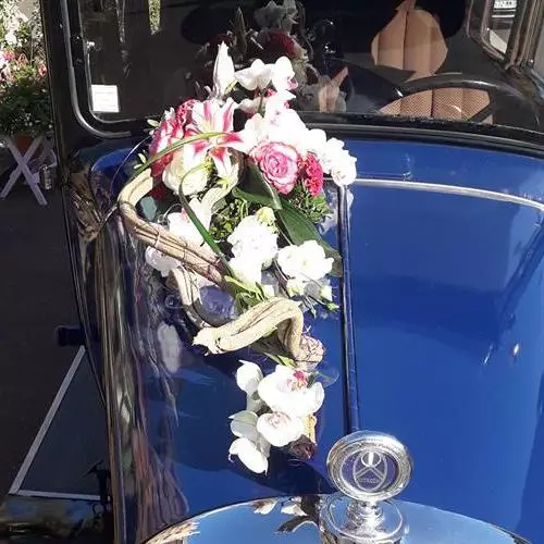 Voiture de mariée fleurie