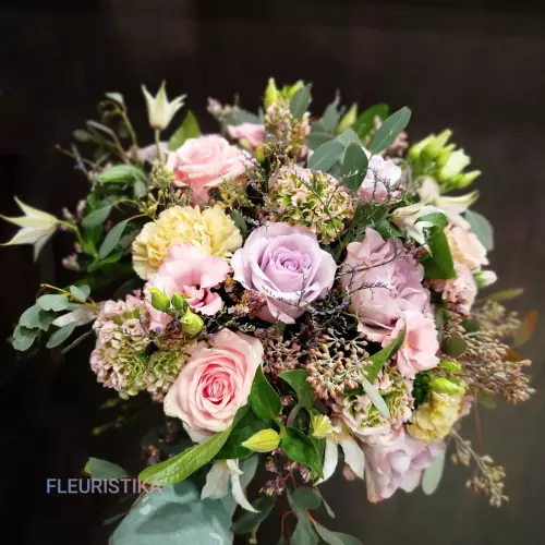Bouquet de fleurs couleur pastel (avec des clématites, rose pâles)