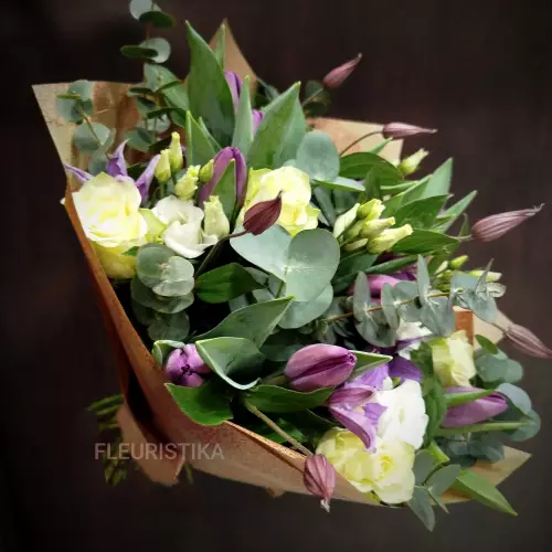 Bouquet printanier, avec des tulipes , roses blanches, lisianthus et des clématites