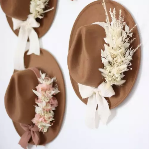 Chapeau fleuri en fleurs séchées