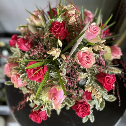 Composition de roses et fleurs séchées