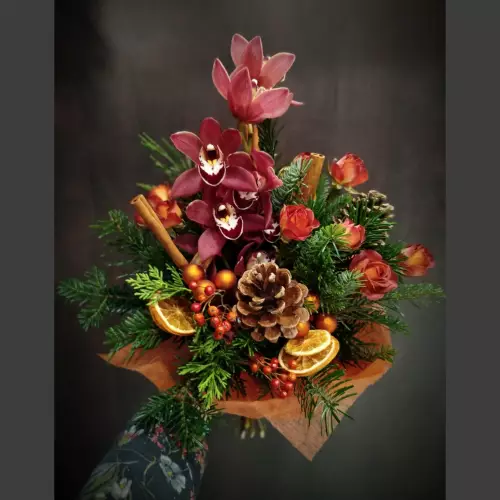 Bouquet avec l'orchidée, roses et la cannelle
