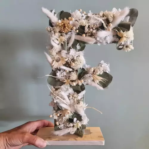 Lettre en fleurs séchées création personnalisée