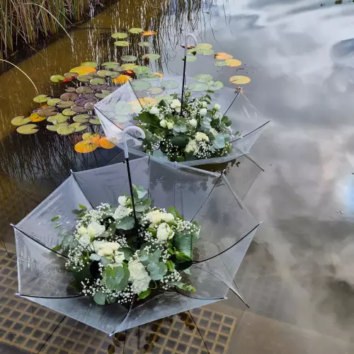 Décoration parapluie dans un bassin pour un mariage