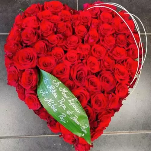 Coeur hommage roses rouges