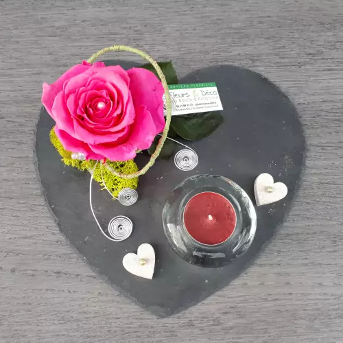Composition rose éternelle sur ardoise