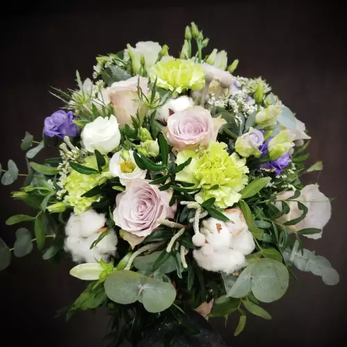Bouquet de fleurs couleur pastel avec le coton