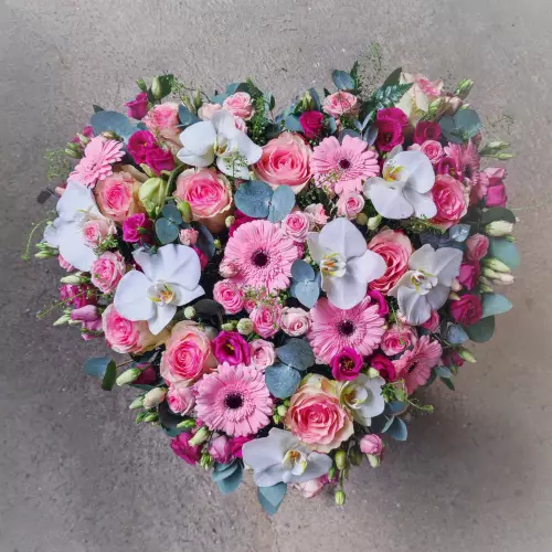 Composition florale pour la cérémonie deuil avec des orchidées, germini, roses espérances, roses branchues