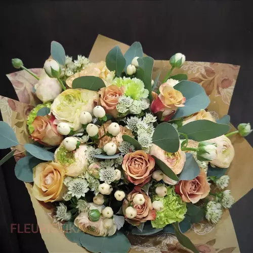 Bouquet avec des roses "Cappuccino " (marron/beige/vert clair/blanc)