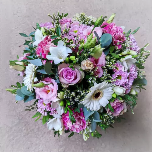 Bouquet de fleurs couleur pastel (avec freesia, lisianthus, germini blanc, oeillet, rose pâles)