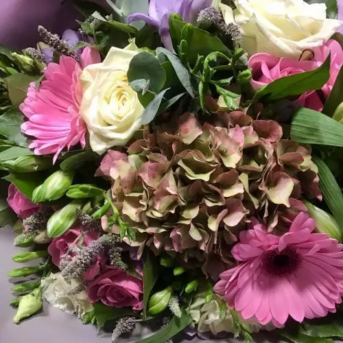Bouquet Hortensia, alstromeria , roses et une goutte de savoir faire