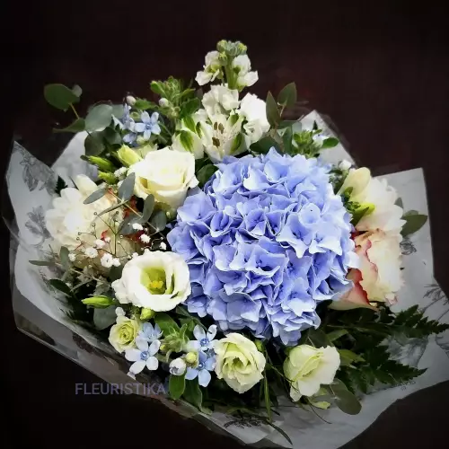 Bouquet du fleuriste avec hortensia bleu