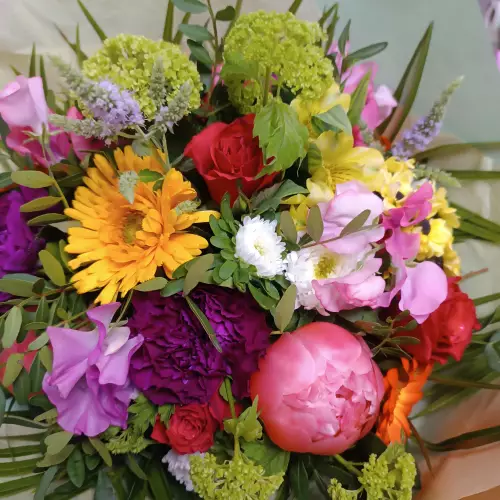 Bouquet coloré avec les fleurs de saisons