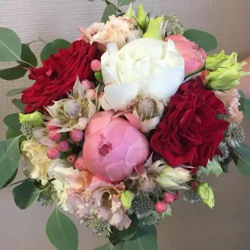 Bouquet roses de jardin et pivoines