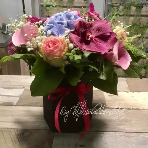 Bouquet tendresse dans son contenant pour l’eau